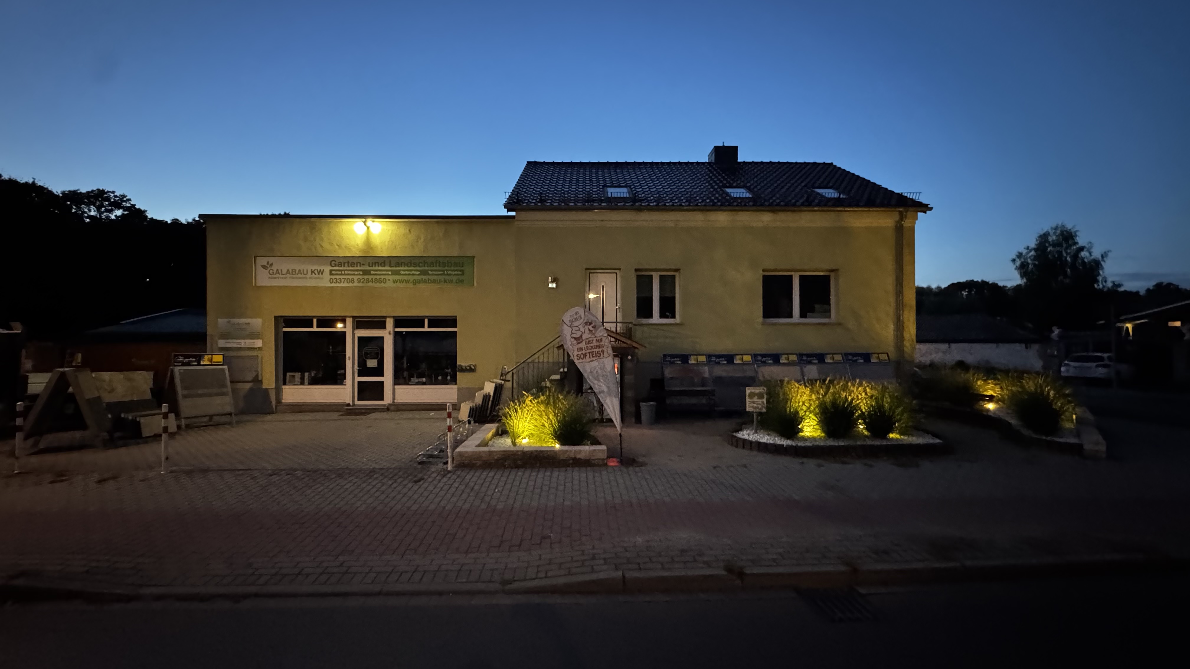 Gesamtansicht des Vorderhauses von VITAL Monteurpark am Abend