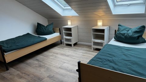 Zimmer 3 im Obergeschoss mit Dachfenstern
