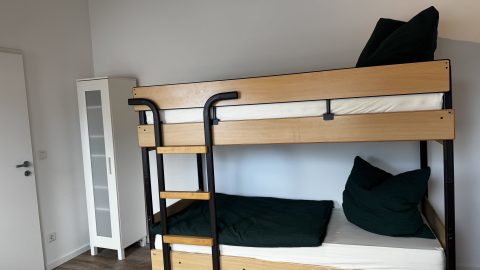 Schlafbereich und Kleiderschrank in Zimmer 3 im Obergeschoss