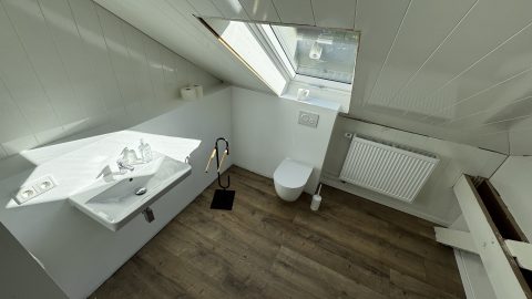 Kleines WC im Obergeschoss